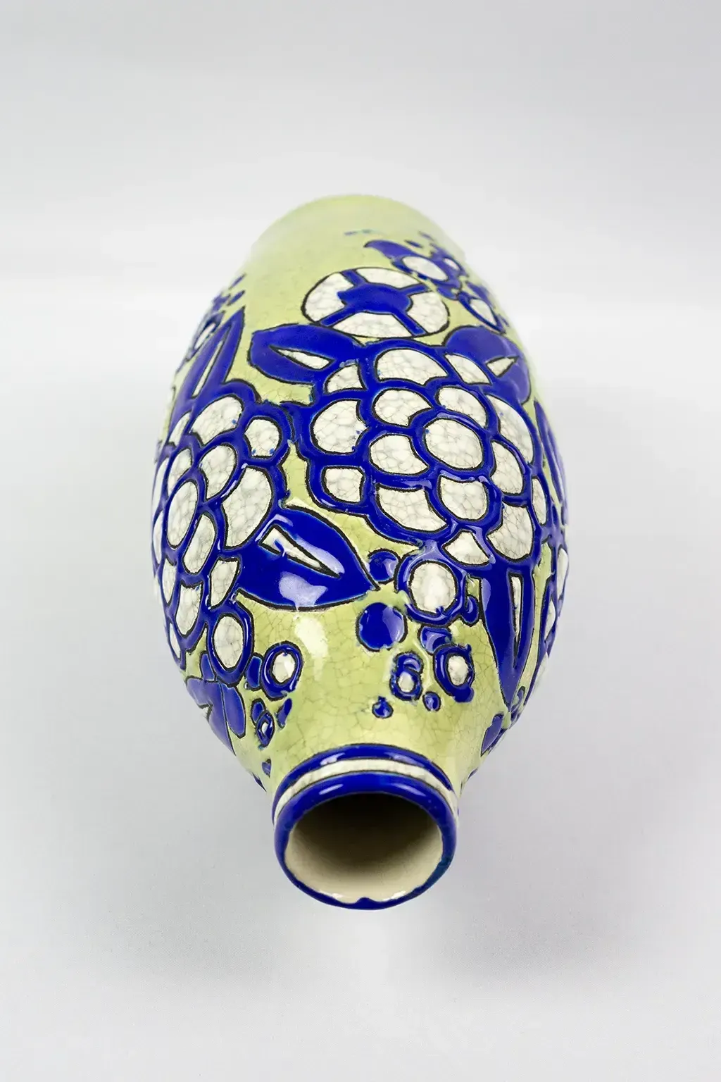 Vase Art déco en céramique émaillée Boch Frères Keramis, décoration 1121 fleurs bleues sur fond vert craquelé photo 950.0