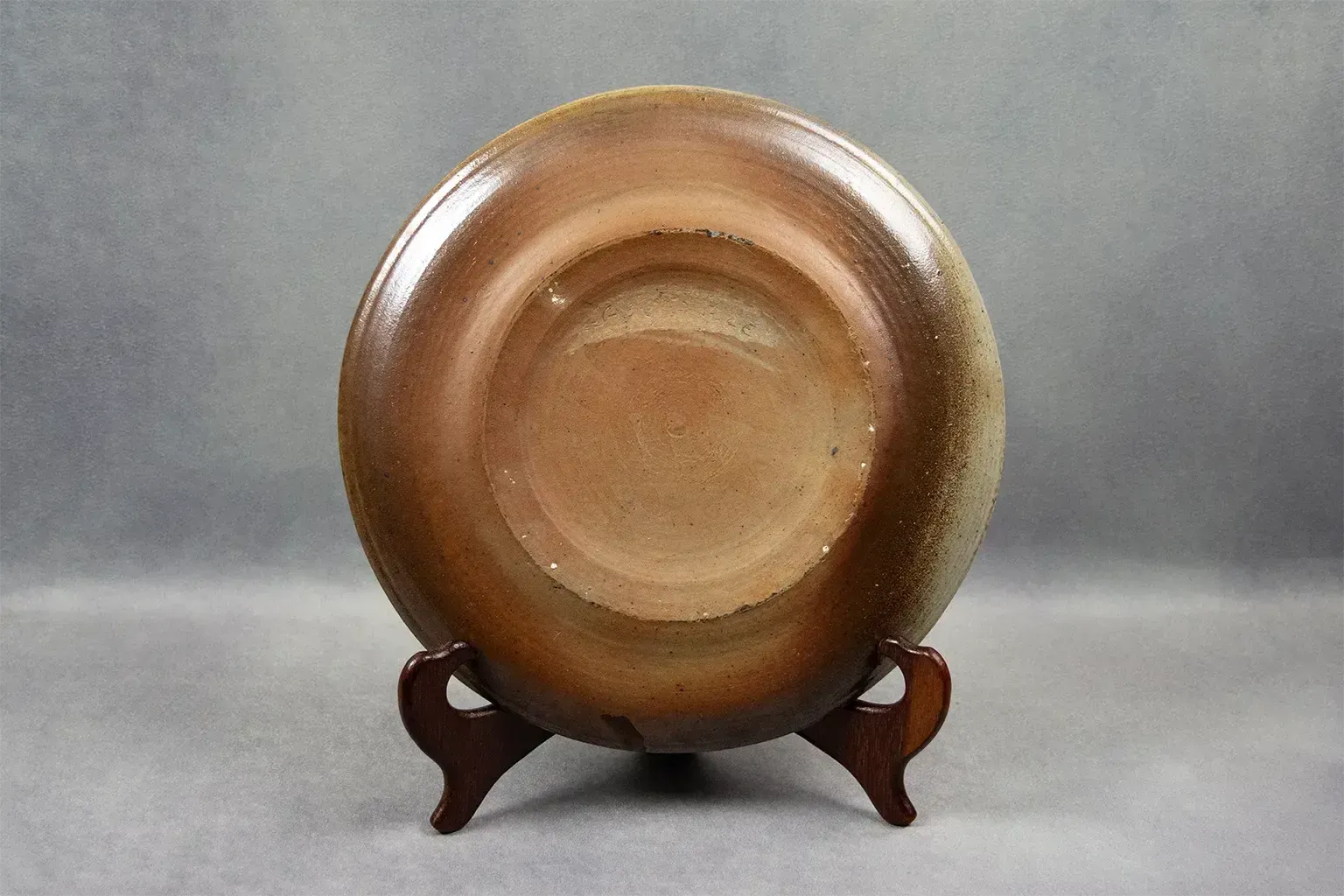 photo furniture Michel Gardelle — Stoneware schaal met gestileerde vogeldecoratie, ca. 1980, gesigneerd