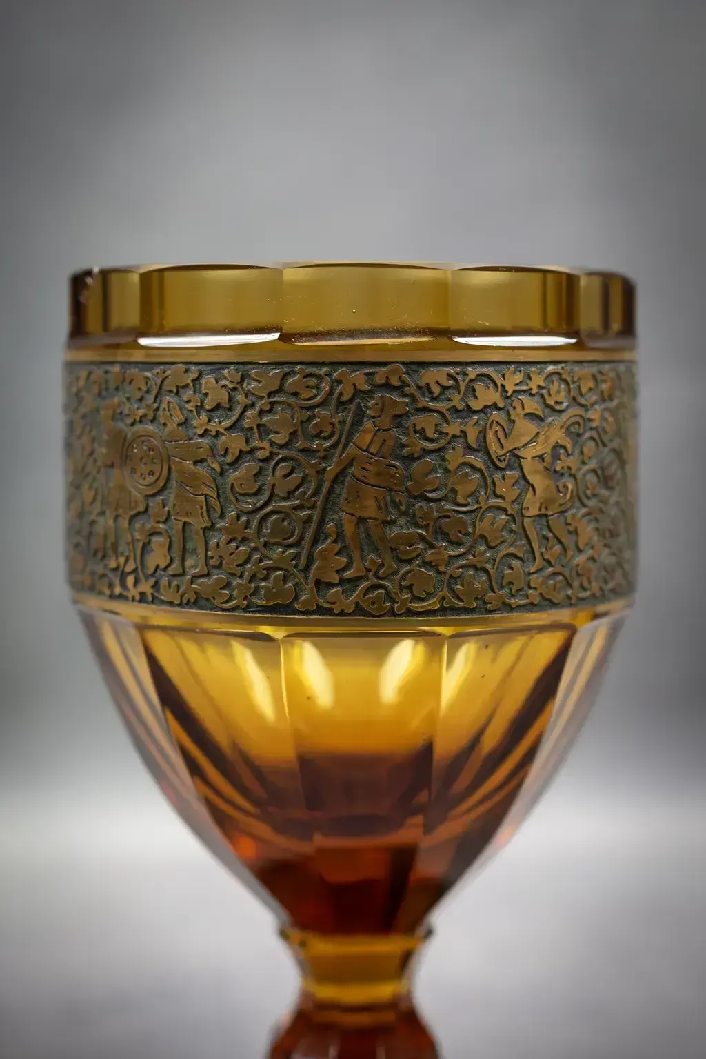 photo for sale Bonbonnière en verre ambré Moser avec frise dorée - vers 1920