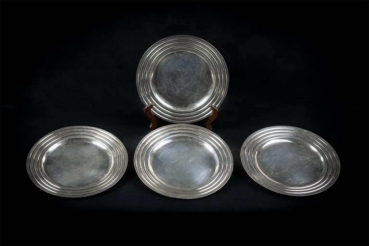 Art Deco verzilverde metalen borden – Christofle, Ondulations-patroon van Luc Lanel (x4) photo for sale