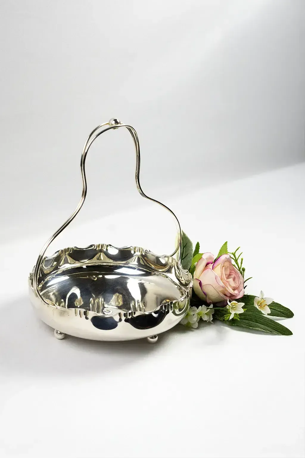 Milieu de table en métal argenté avec anse, poinçonné « Silver Plated Metal » et « Gb » - XXe siècle photo furniture
