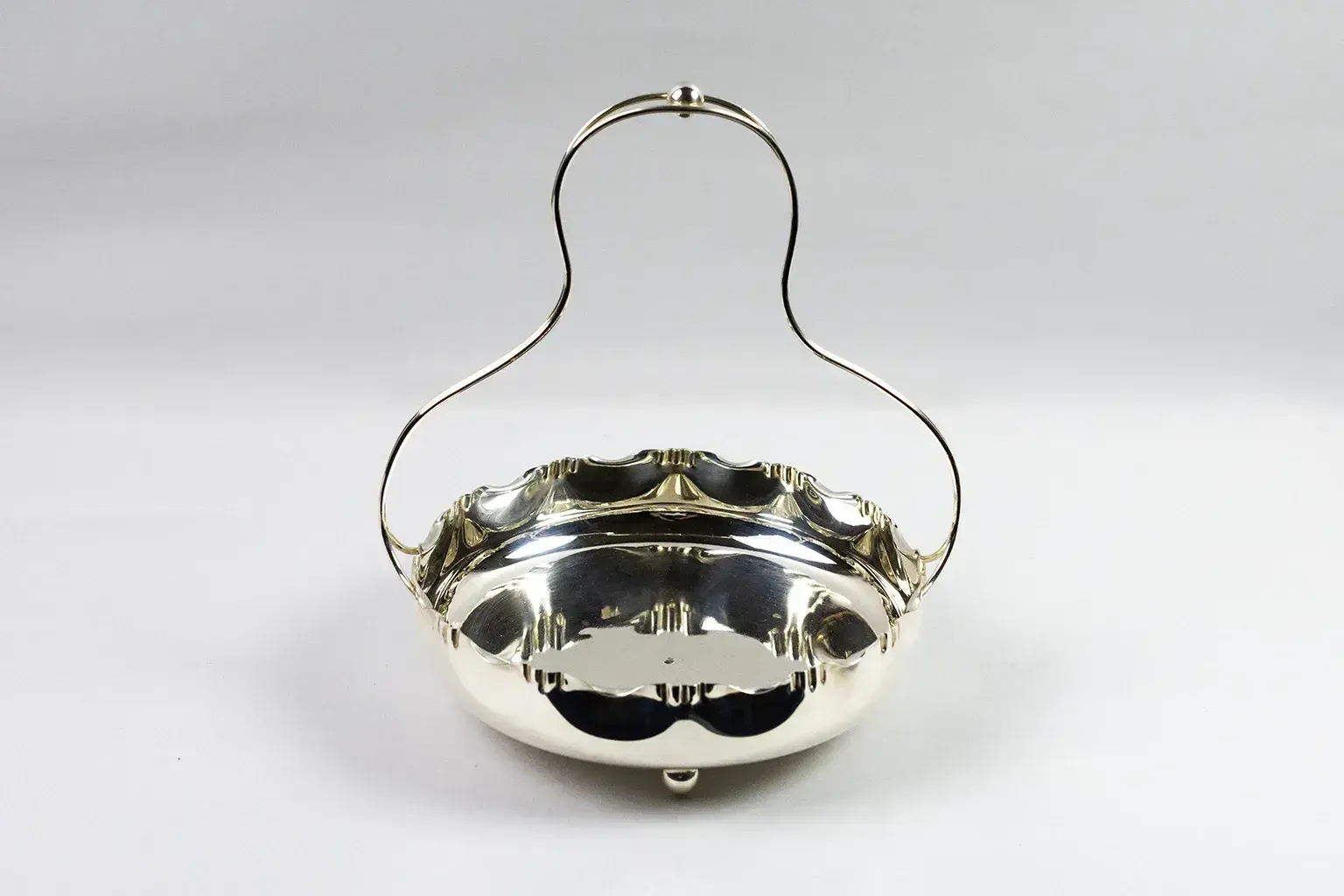 Milieu de table en métal argenté avec anse, poinçonné « Silver Plated Metal » et « Gb » - XXe siècle photo for sale