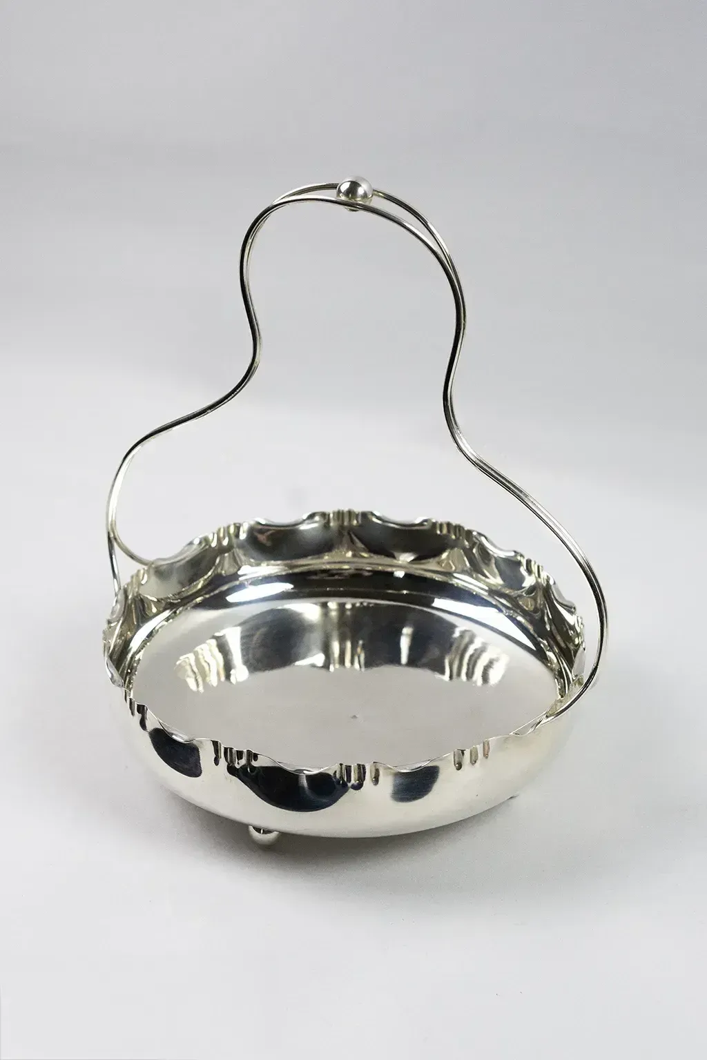 Milieu de table en métal argenté avec anse, poinçonné « Silver Plated Metal » et « Gb » - XXe siècle photo buy