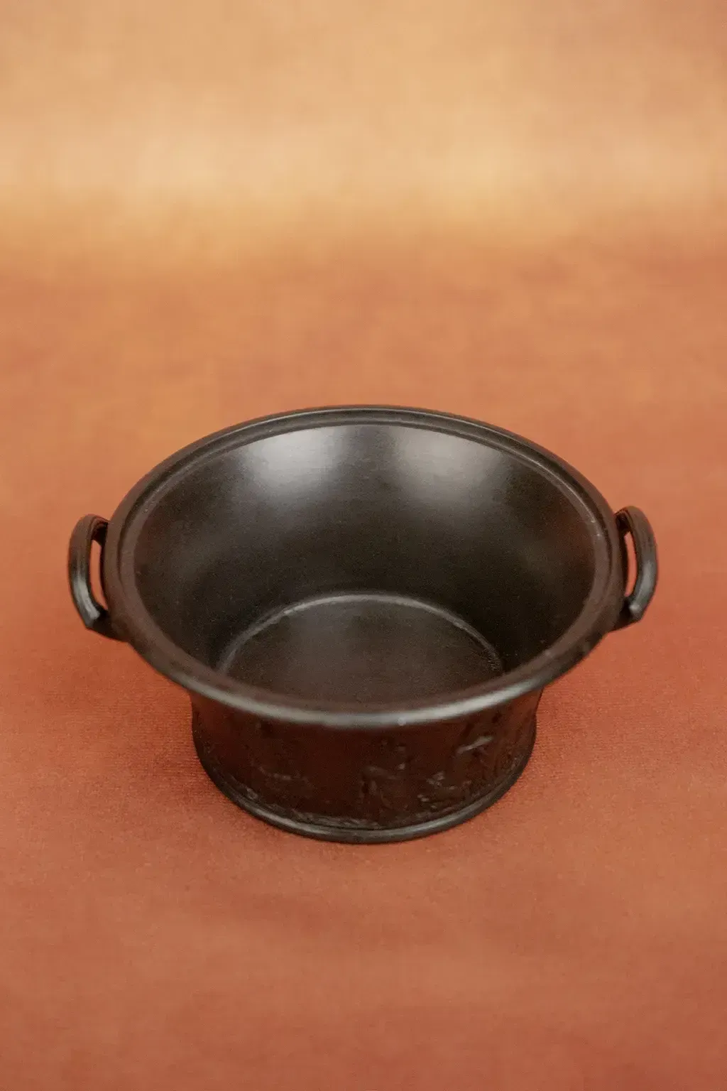 A Brown Ceramic Bowl With Handles From Wedgwood, Decorated With Antique Friezes photo vinterior