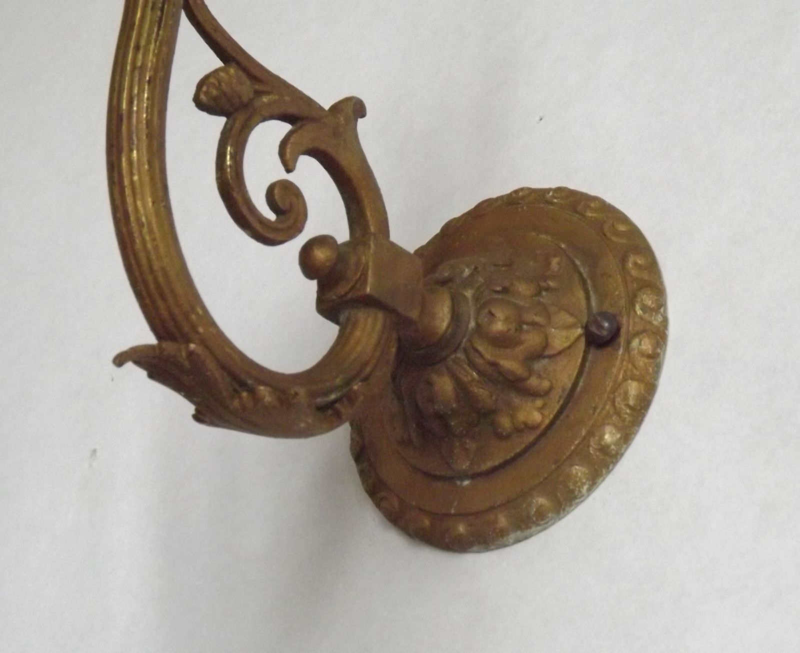 French Art Nouveau Bronze Single Wall Light With White And Pink Frilled Glass Shade photo vinterior