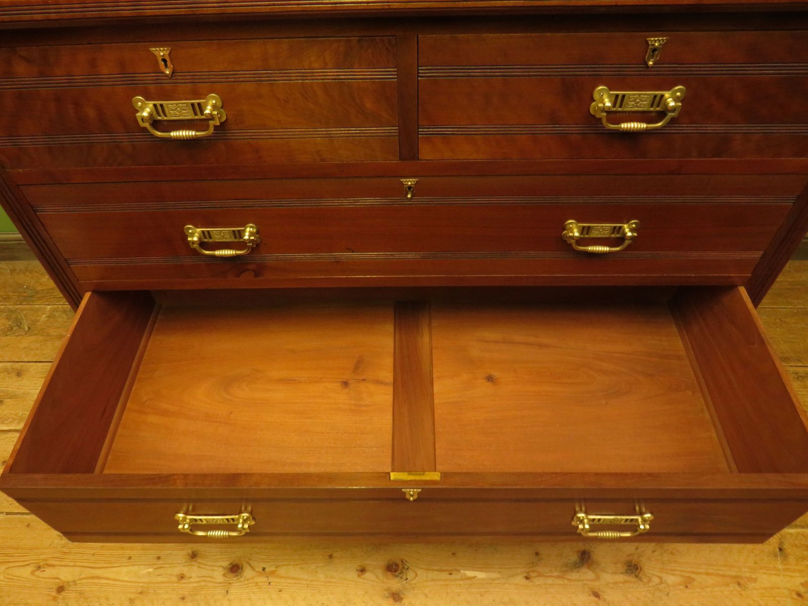 photo vintage Restored Edwardian Chest Of Drawers