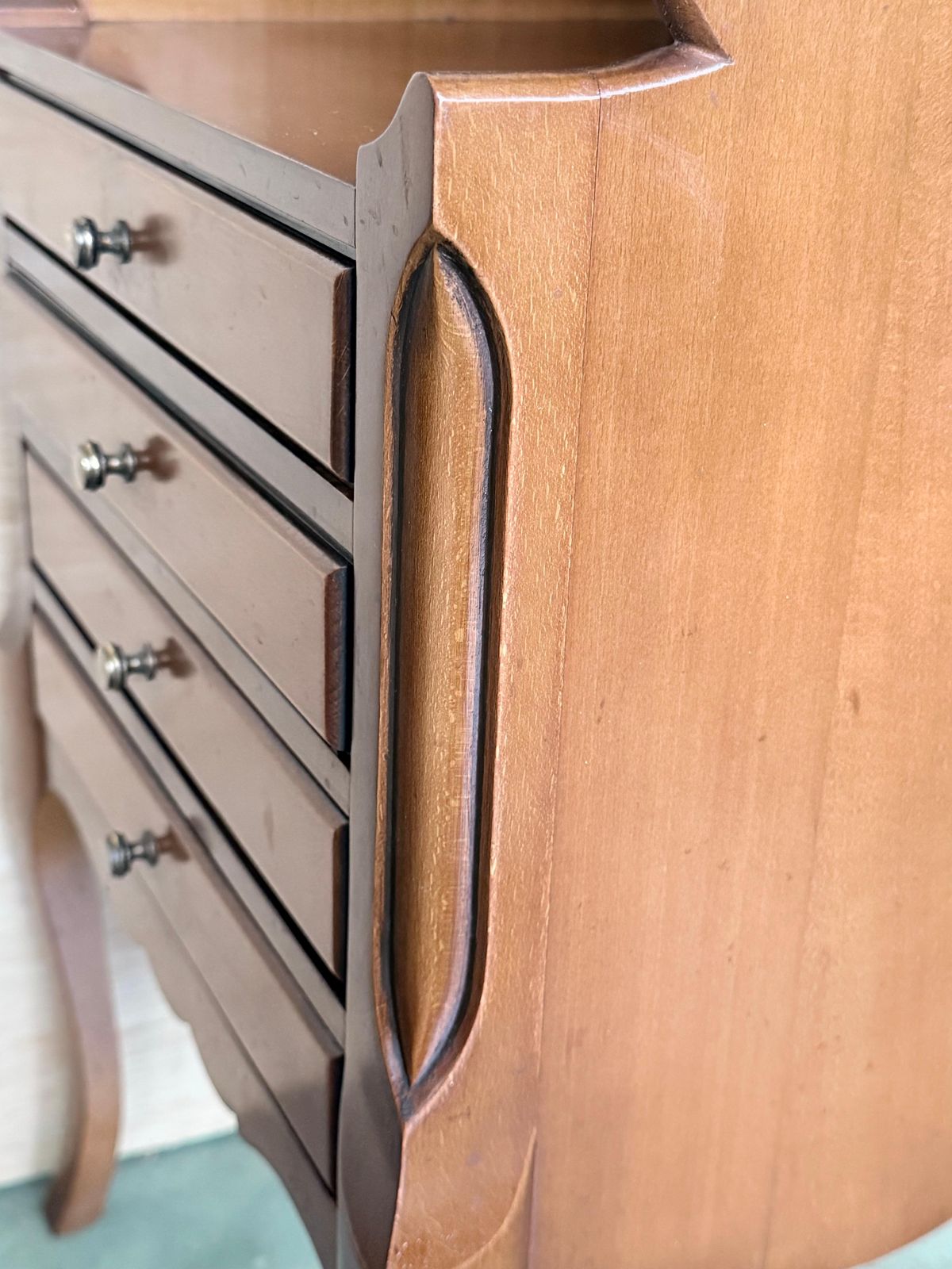 Mobilier Paire de tables de chevet françaises, étagère haute et quatre tiroirs bas photo