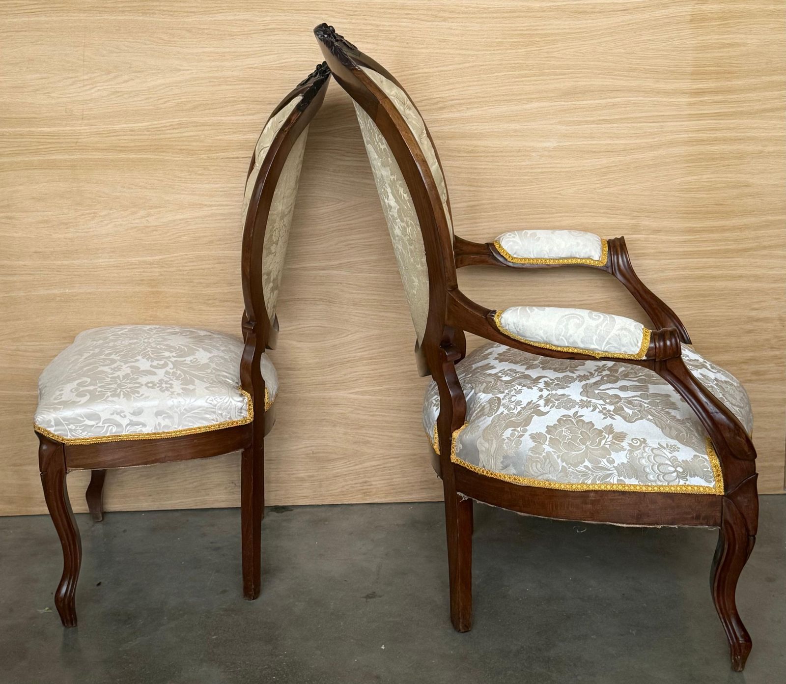 photo for sale Paire de fauteuils Louis XVI en noyer massif, XIXe siècle, français ~ Fauteuils