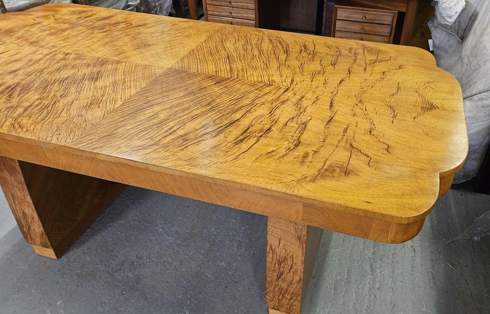 photo furniture Art Deco Dining Table With Cloud Shape Ends And Tiger Wood Grain Finish
