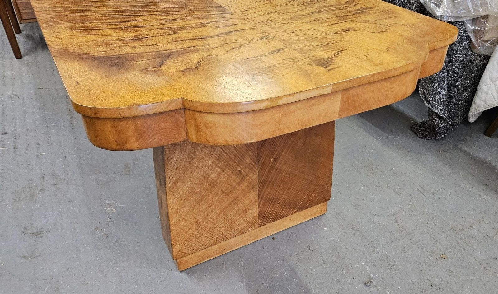 photo vintage Art Deco Dining Table With Cloud Shape Ends And Tiger Wood Grain Finish