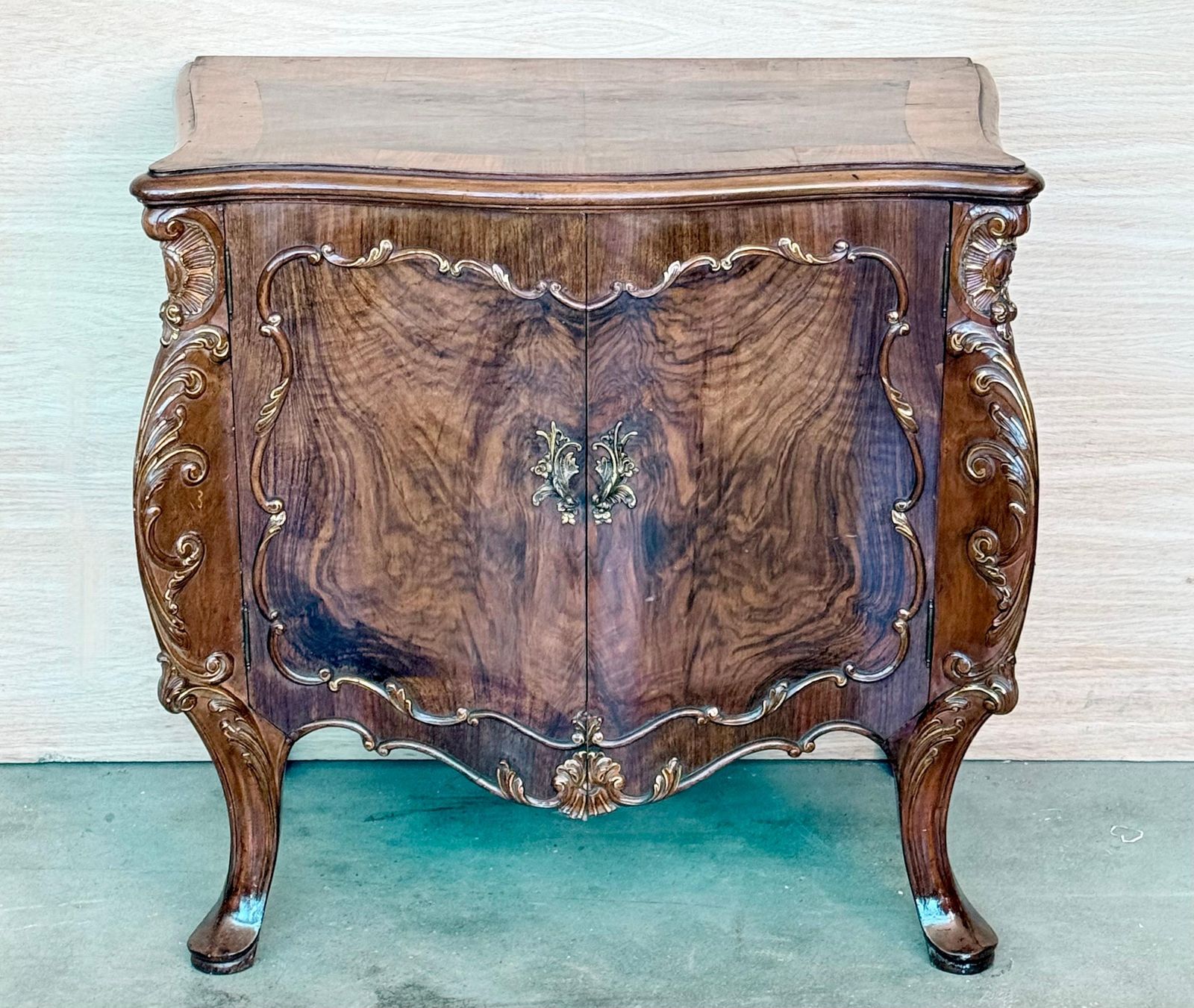 Tables de chevet ou commodes françaises sculptées à portes en loupe de noyer, années 1930, lot de 2 photo furniture