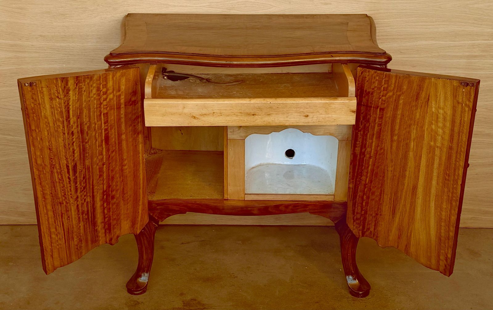 photo vinterior Tables de chevet ou commodes françaises sculptées à portes en loupe de noyer, années 1930, lot de 2