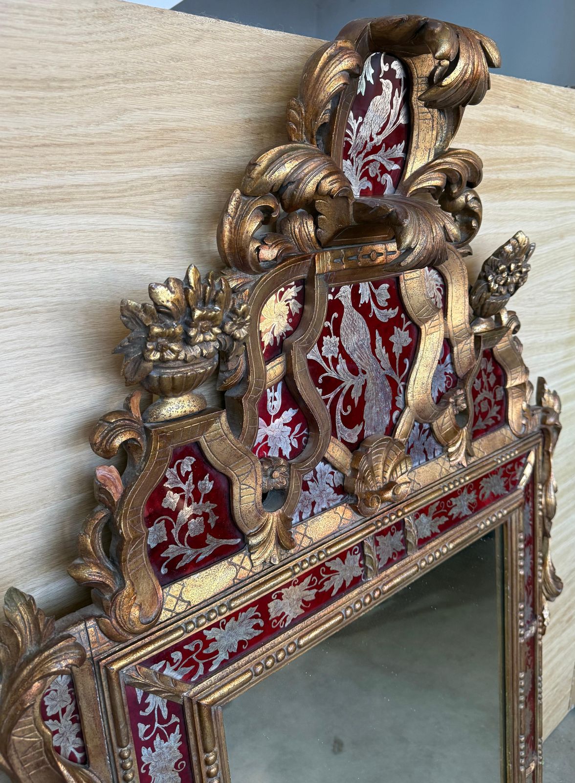 Miroir de style vénitien en bois sculpté doré, bordure en verre rouge photo Décoration