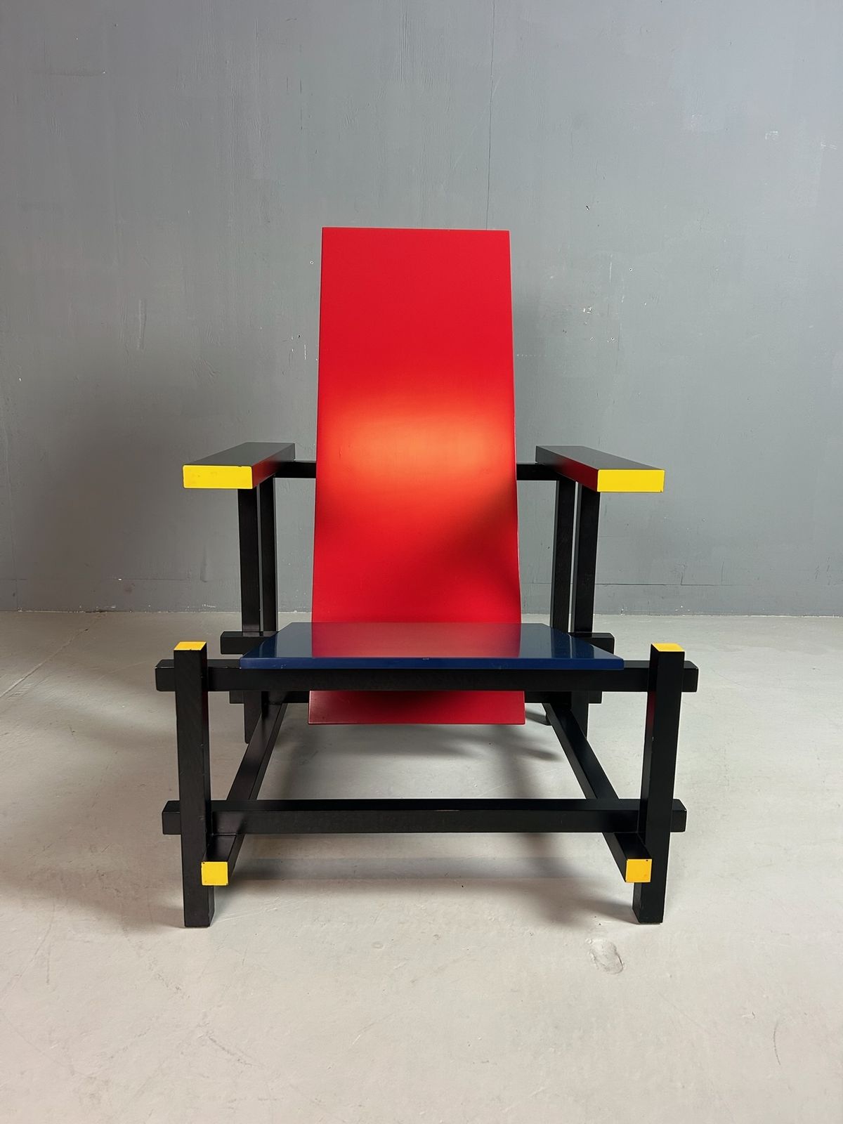 2400.0 Gerrit Rietveld Red And Blue Chair By Cassina photo