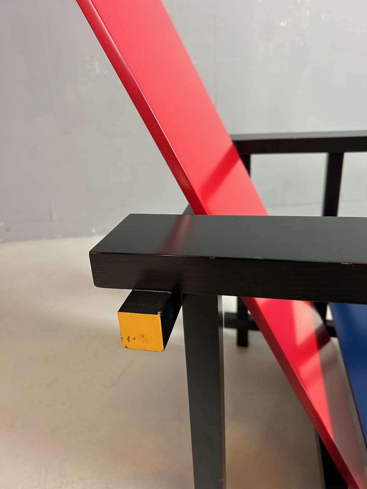 photo vinterior Gerrit Rietveld Red And Blue Chair By Cassina