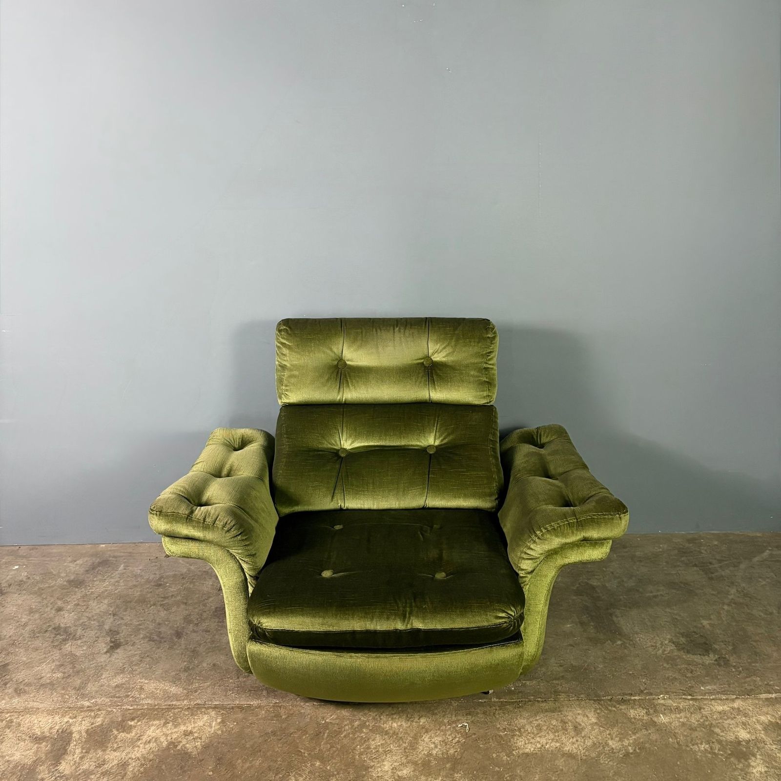 photo furniture Mid Century Green Velvet Armchair Retro Mcm