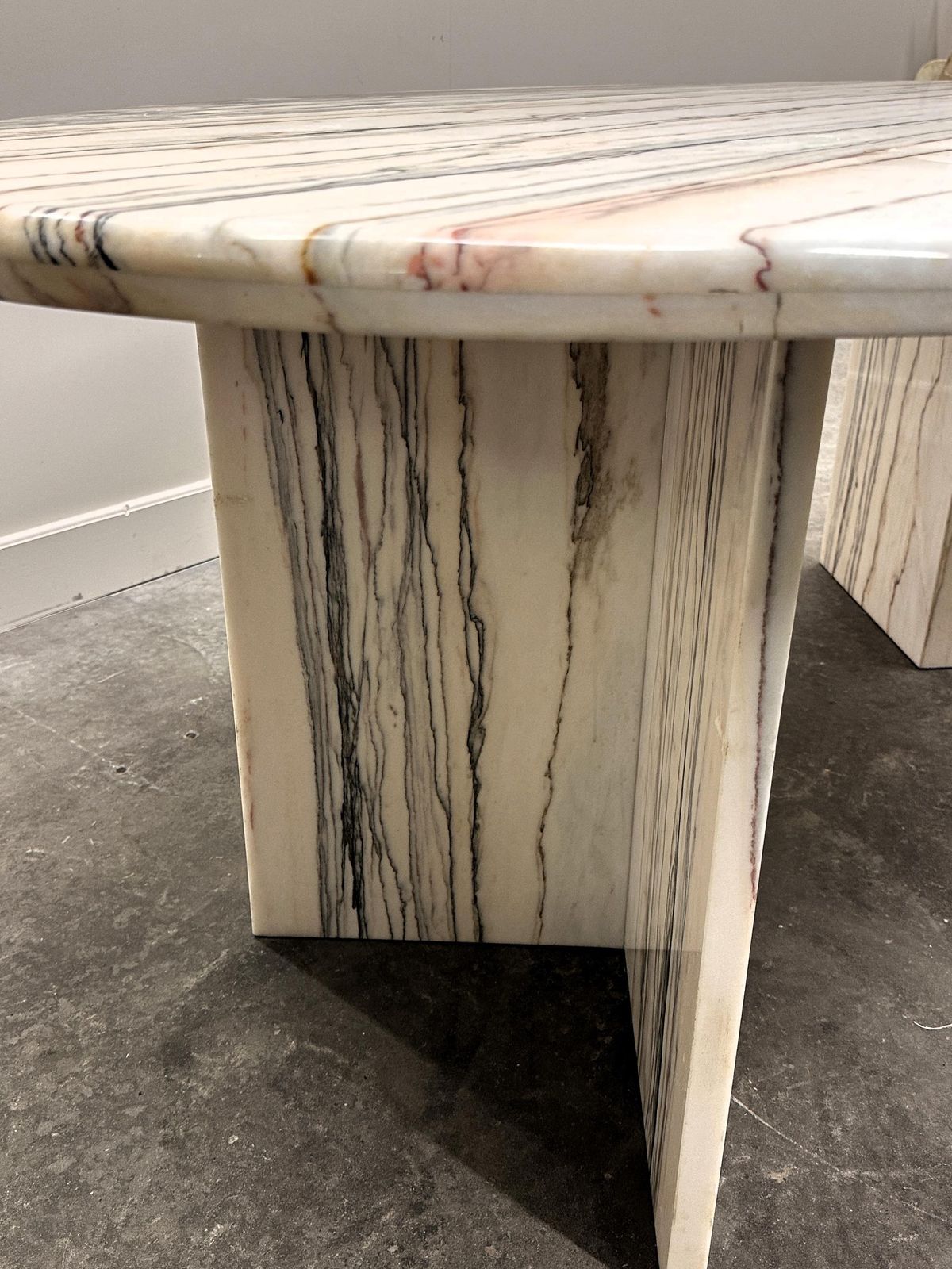 Large Oval Italian Arabescato Rosso Marble Dining Table – 1970s Sculptural Stone Table photo vintage