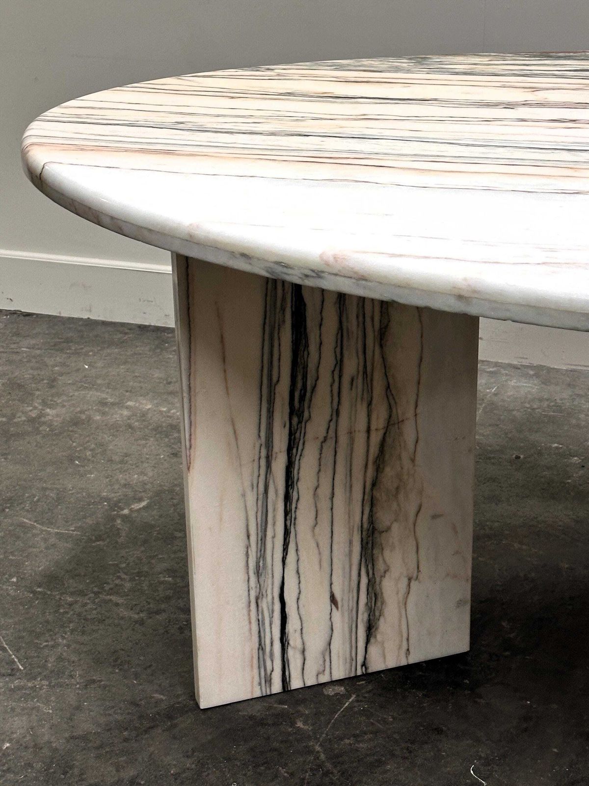 photo vintage Large Oval Italian Arabescato Rosso Marble Dining Table – 1970s Sculptural Stone Table