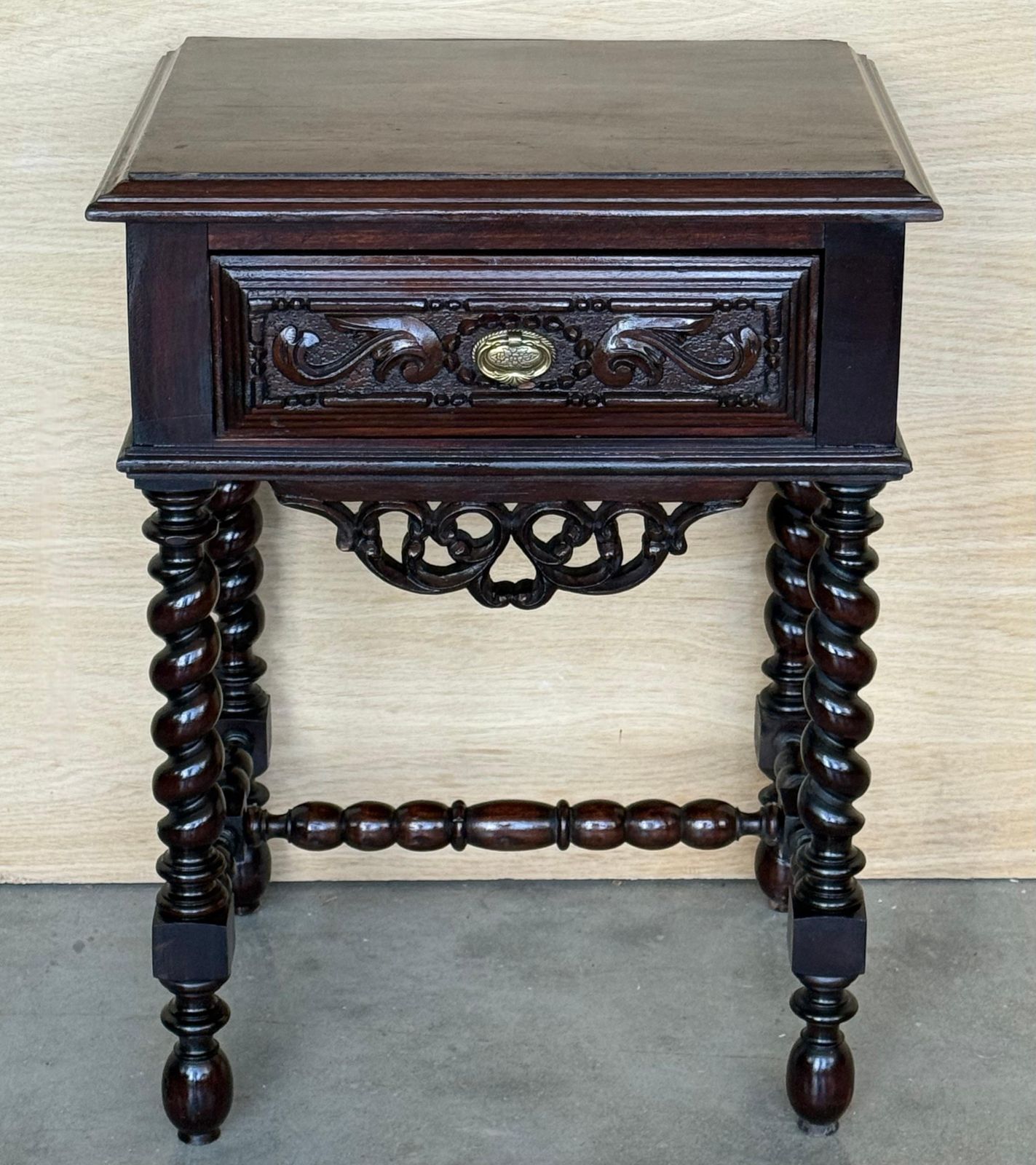 Paire de tables de chevet françaises en bois massif sculpté, colonnes salomoniques, XXe siècle photo furniture