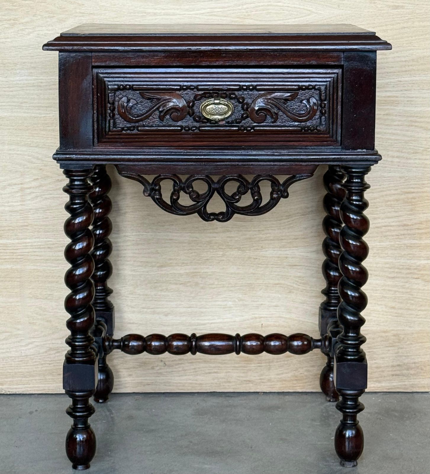 Paire de tables de chevet françaises en bois massif sculpté, colonnes salomoniques, XXe siècle photo for sale