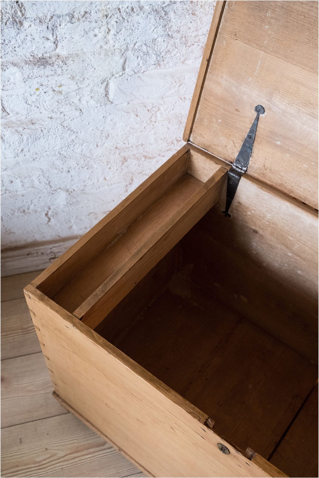 410.0 Victorian Stripped Pine Blanket Box (923) photo