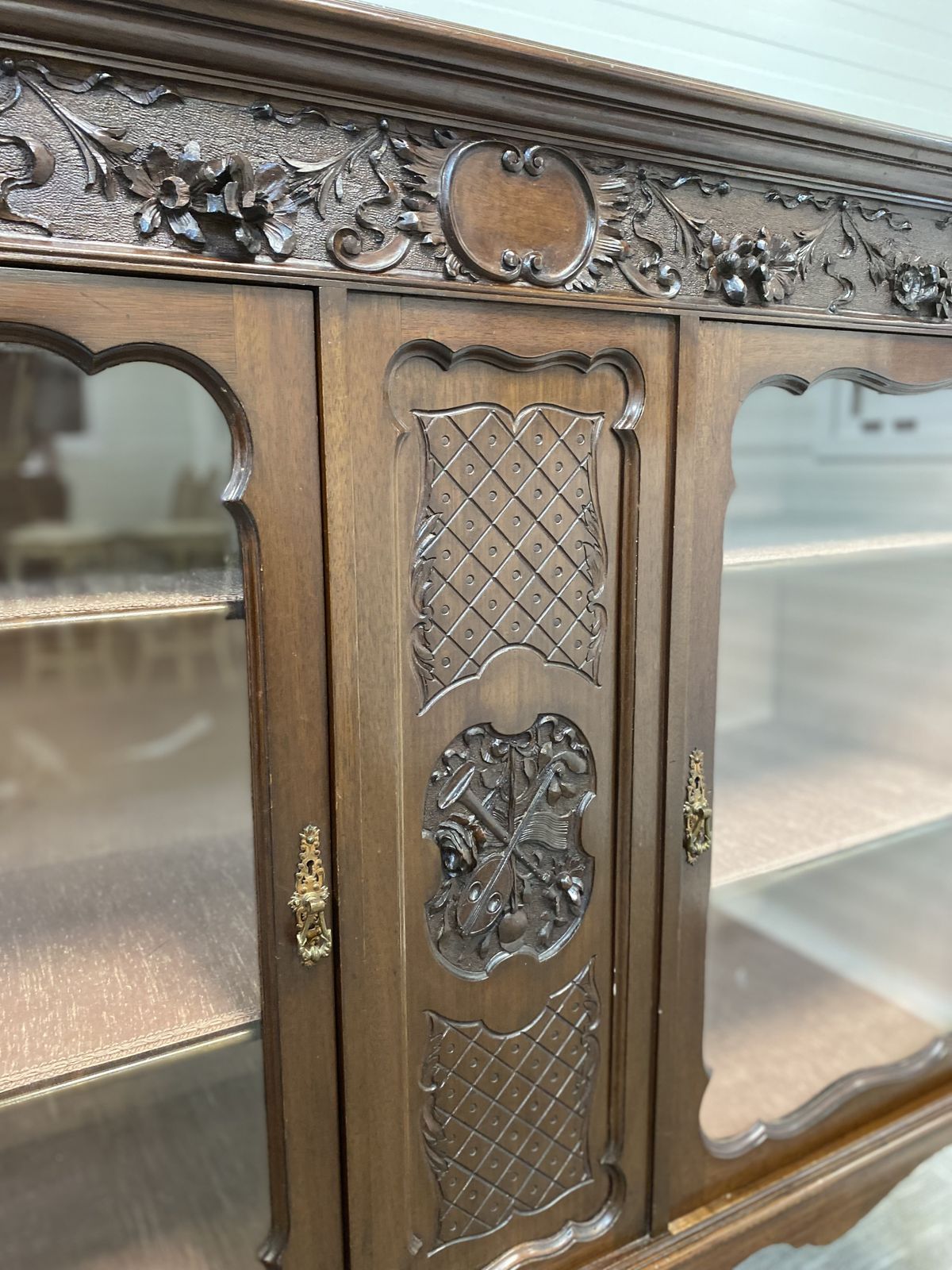 Early 20th Century English Neo Baroque Display Cabinet photo 200.0