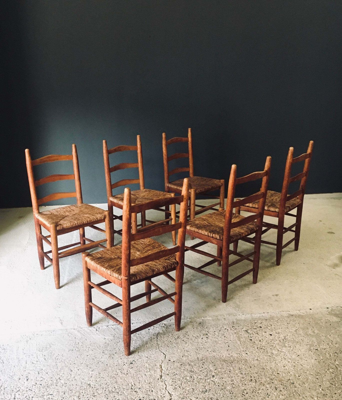 photo furniture Rustieke Ladderbak Eetkamerstoelen Van Eiken En Riet, België, Ca. Jaren 1950