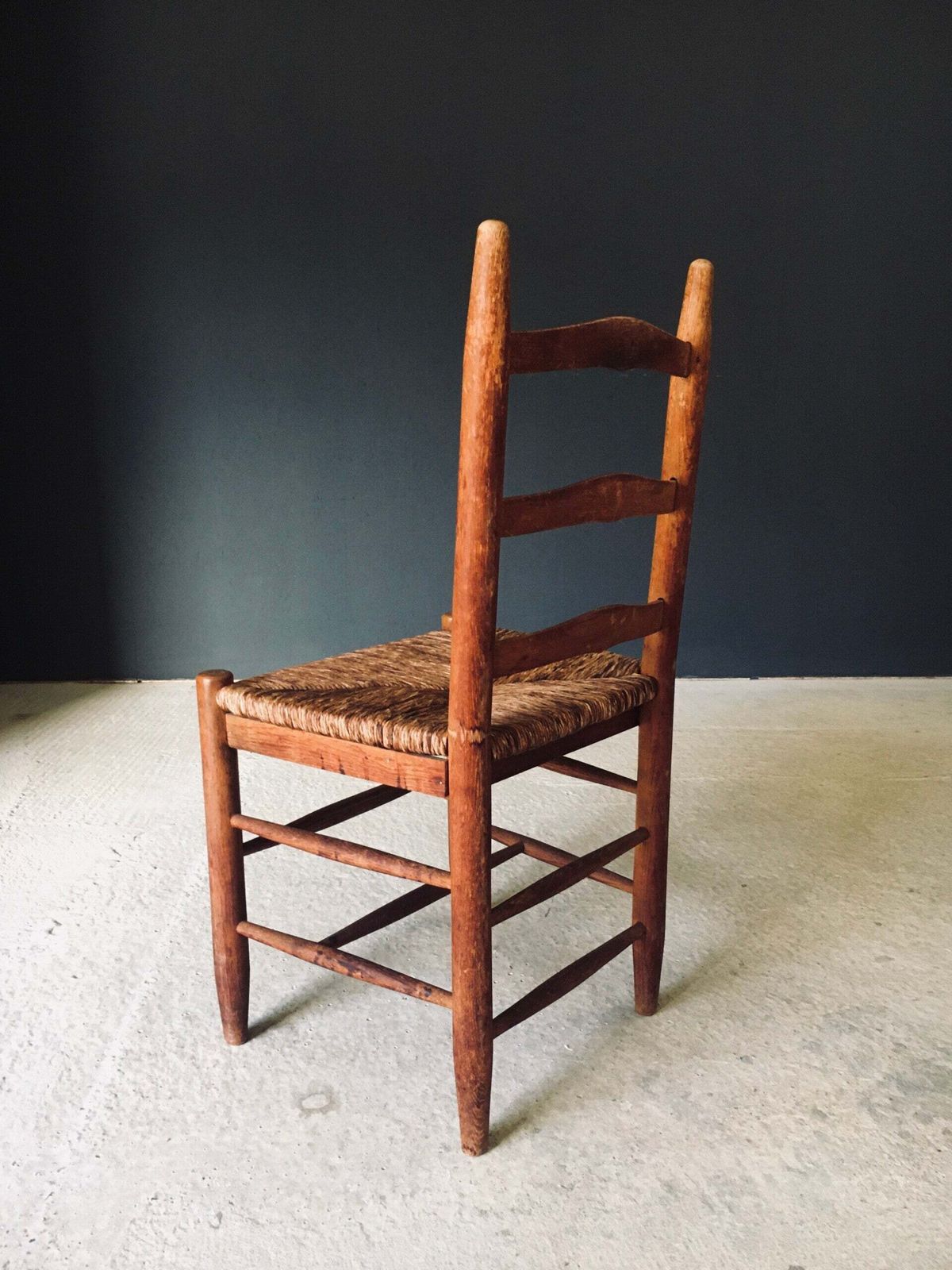 photo vintage Rustieke Ladderbak Eetkamerstoelen Van Eiken En Riet, België, Ca. Jaren 1950