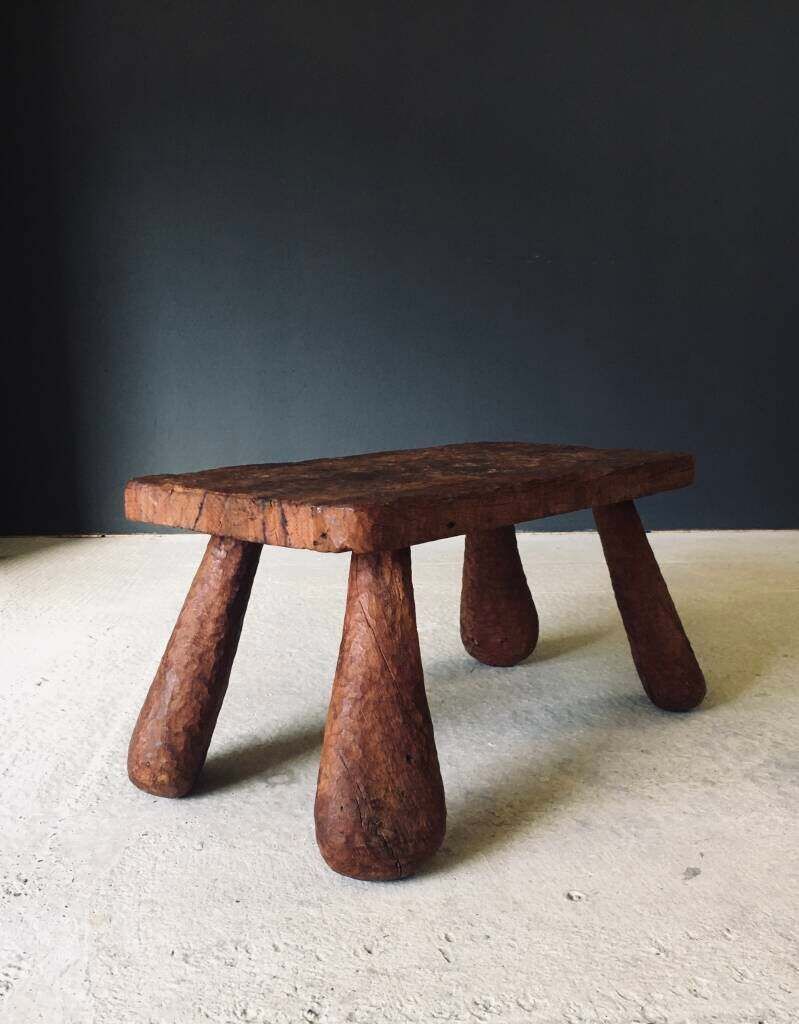 photo furniture Brutalistisch Handgesneden Eiken Salontafel, België, Ca. Jaren 1960