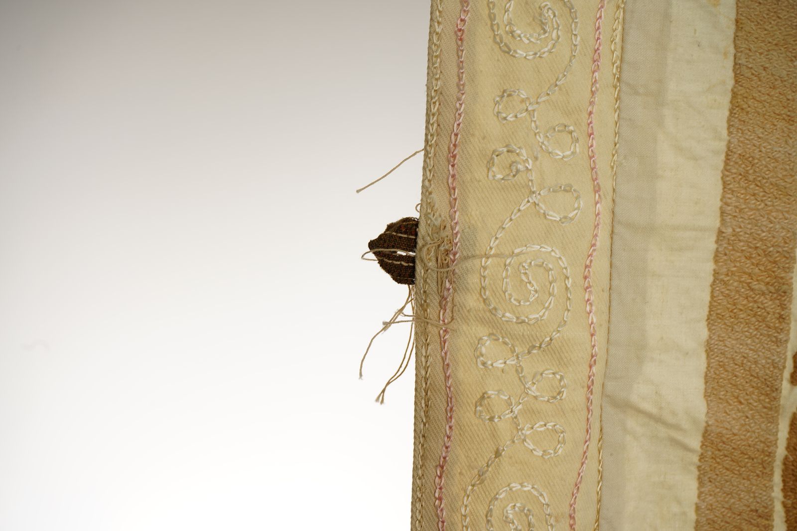 Suzani From Samarkand Uzbekistan, Early 20th Century Pastel Old Embroidery Uzbek Fabric 3'5'' X 3'9'' photo Textiles