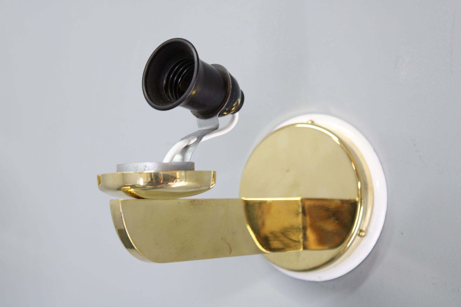 photo vinterior Pair Of 1940s Czechoslovak Art Deco Brass Wall Lights With Opaline Glass Shades