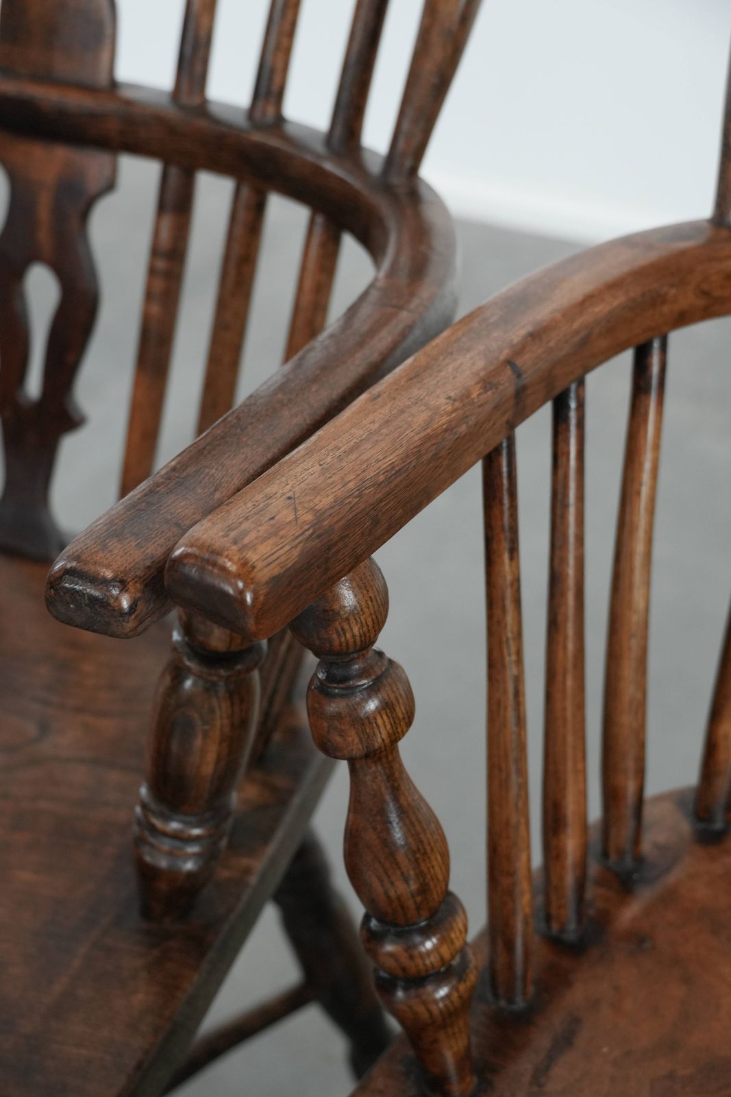 2662.0 Set Of 6 Very Beautiful Antique English Windsor Chairs With A Fantastic Color Scheme And A Beautiful Patina photo
