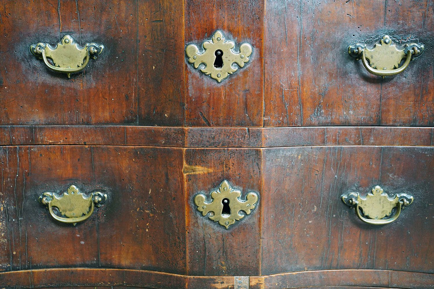 photo vinterior An Early 18thc Dutch Walnut Serpentine Commode C.1730 40