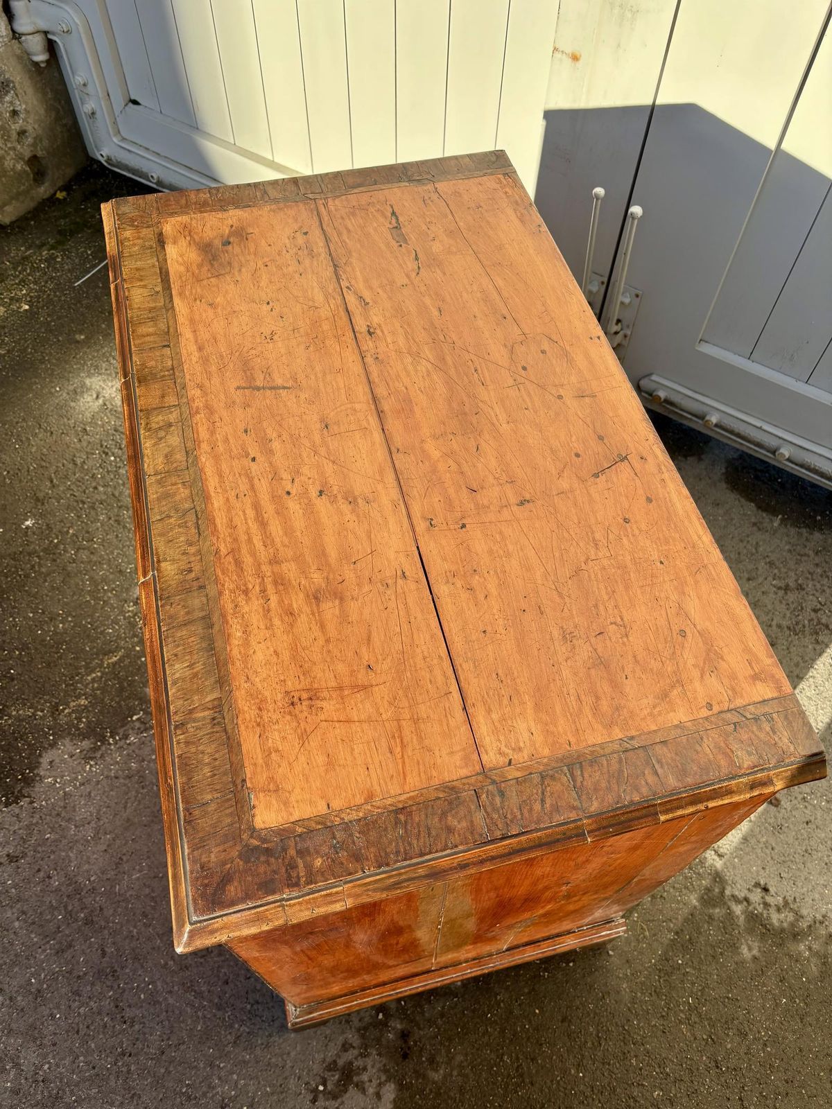photo furniture George III Satin Wood Chest Of Drawers With Walnut Cross Banding
