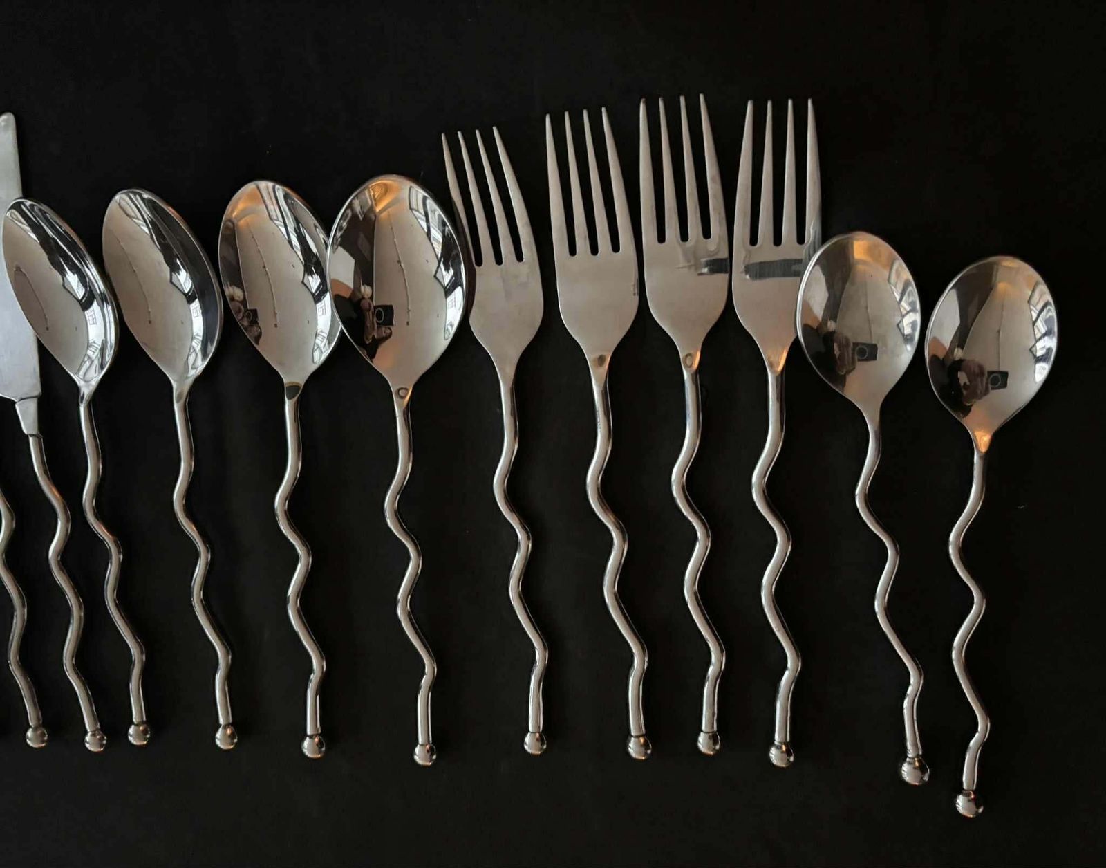 Set van 16 delig bestek | Gedraaid gesmeed bestek | Brutalist | Middeleeuws | Viking | Postmodern | Handgemaakt | Voor 4 personen | Cadeau | Bruiloft photo vintage