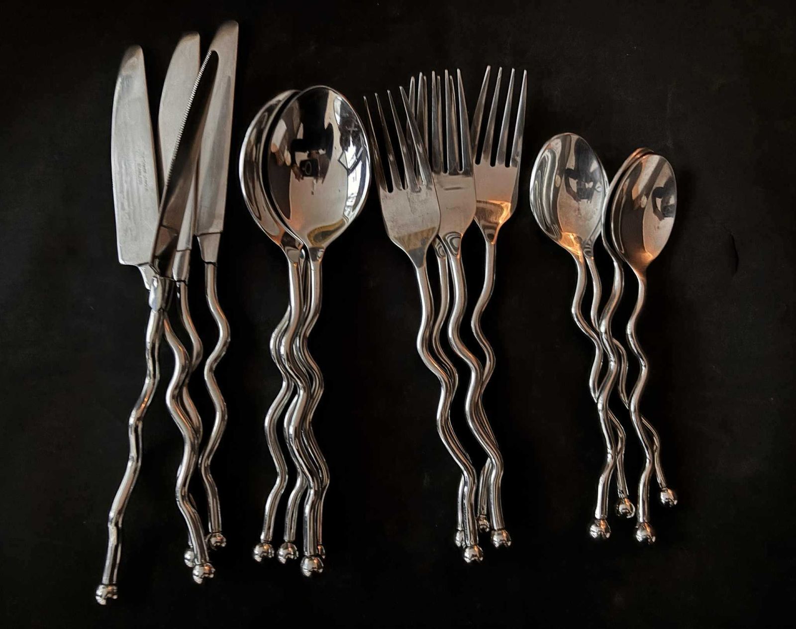 photo for sale Set Van 16 Delig Bestek | Gedraaid Gesmeed Bestek | Brutalist | Middeleeuws | Viking | Postmodern | Handgemaakt | Voor 4 Personen | Cadeau | Bruiloft