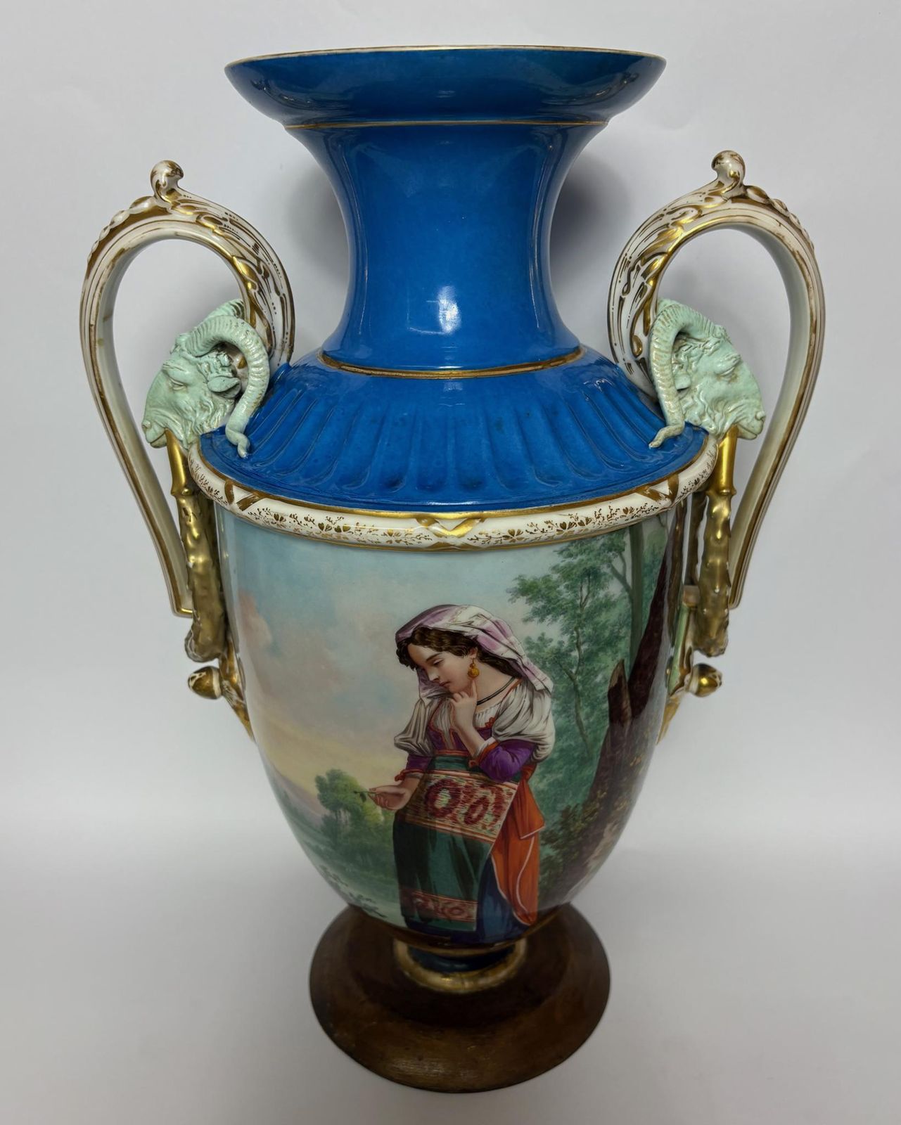 Large 19th‑Century Continental Sèvres‑Style Vase With Ram‑Mask Handles, Hand‑Painted Maiden Scene, 38 Cm photo vinterior