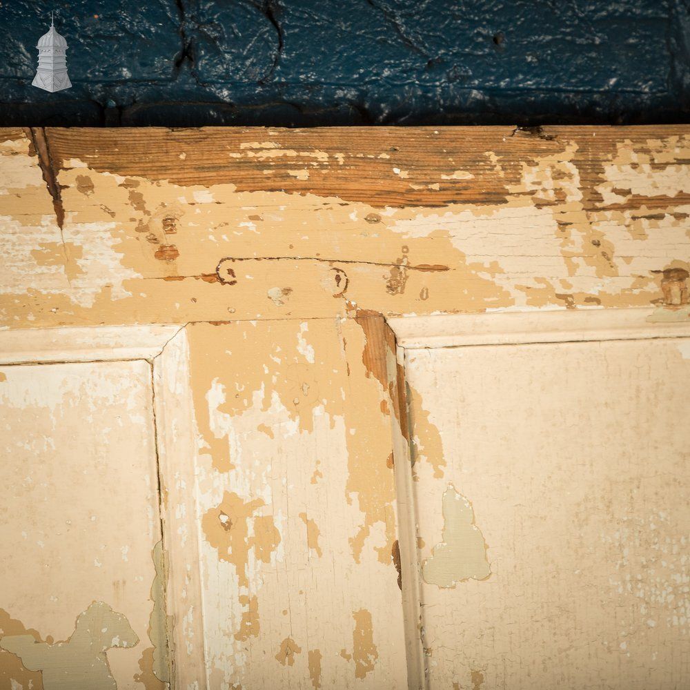 photo vintage Moulded Panel Door, 6 Panels, Distressed Cream Paint