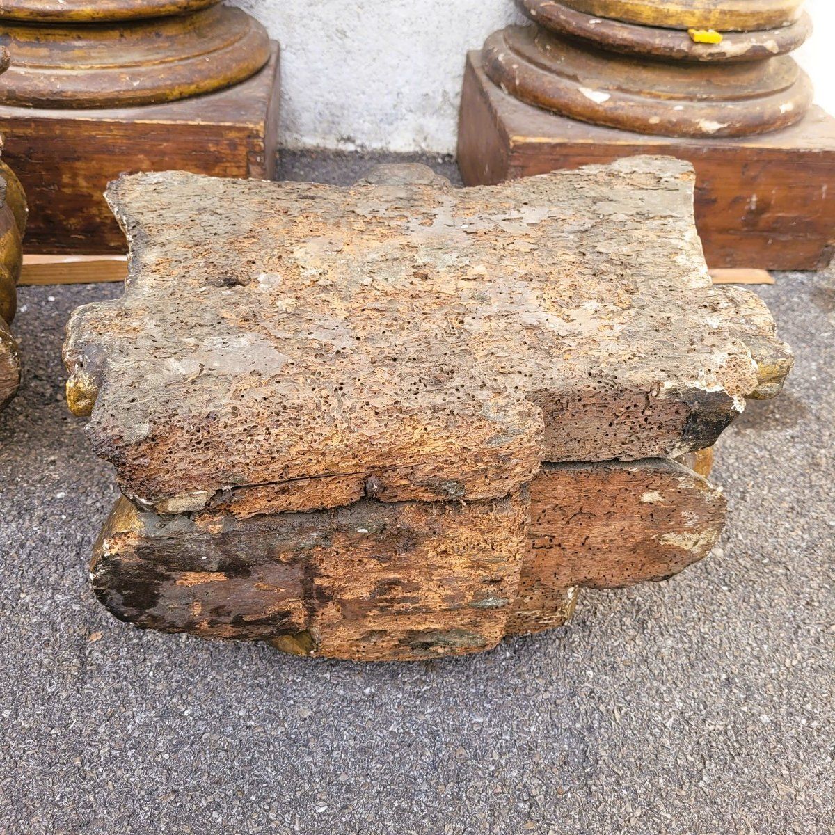 photo furniture Important Pair Of Carved Gilded Wooden Columns (3m), 18th Century