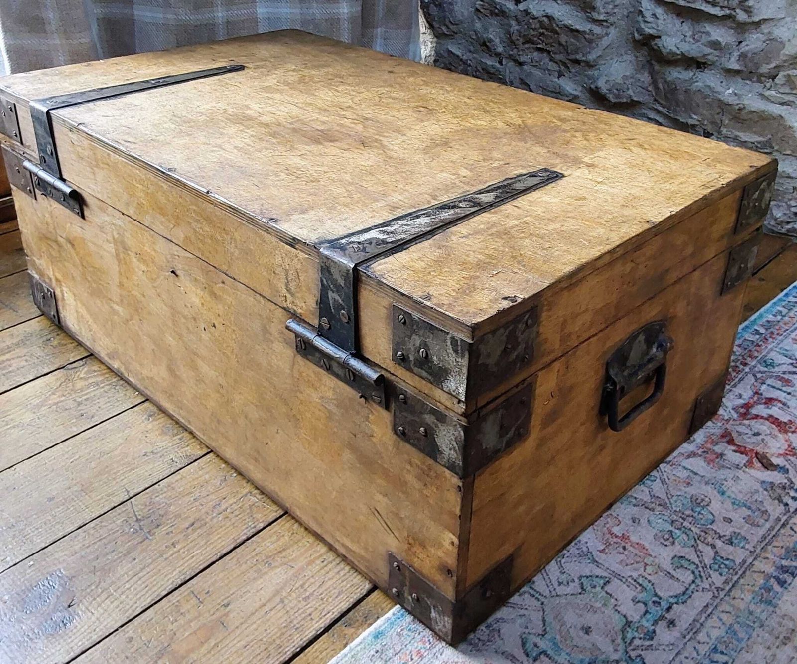 Rustic Wooden Storage Chest photo vinterior