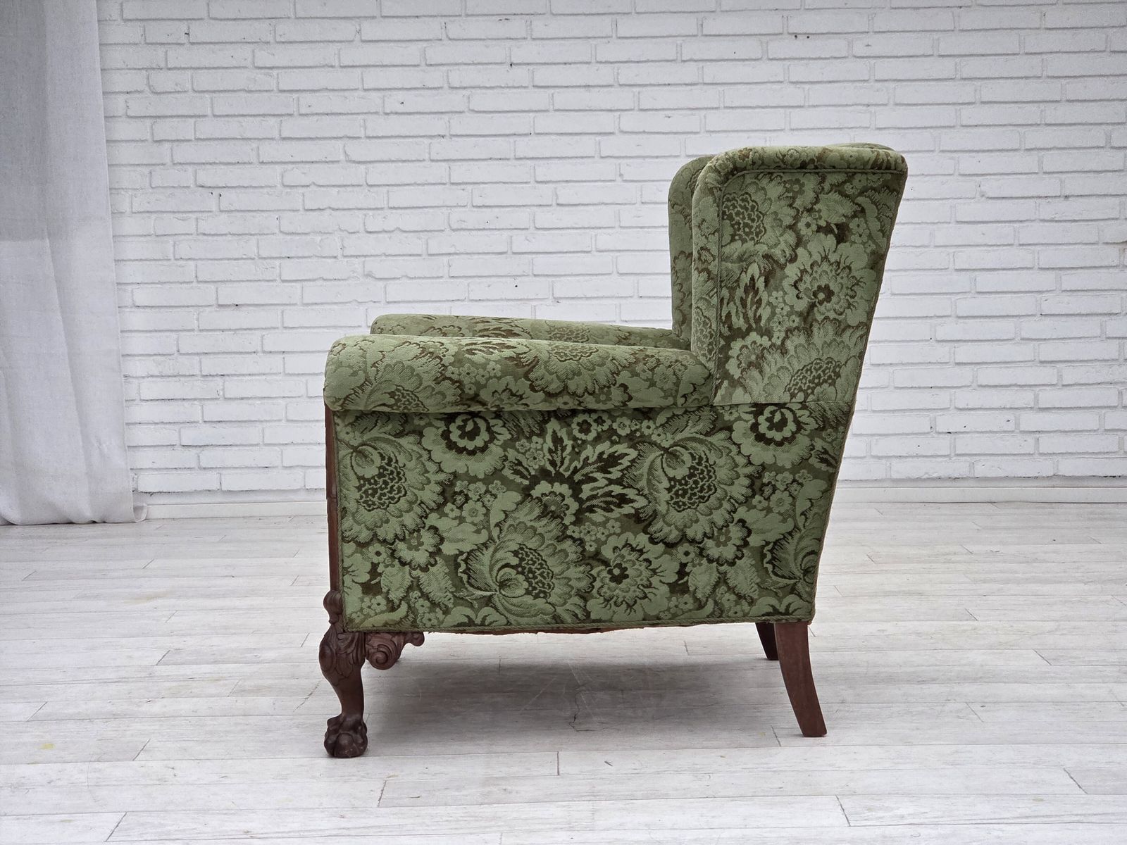 Jaren 1950, Deense Relax Fauteuil, Groen Meubelvelours, Gesneden Eikenhout. photo for sale