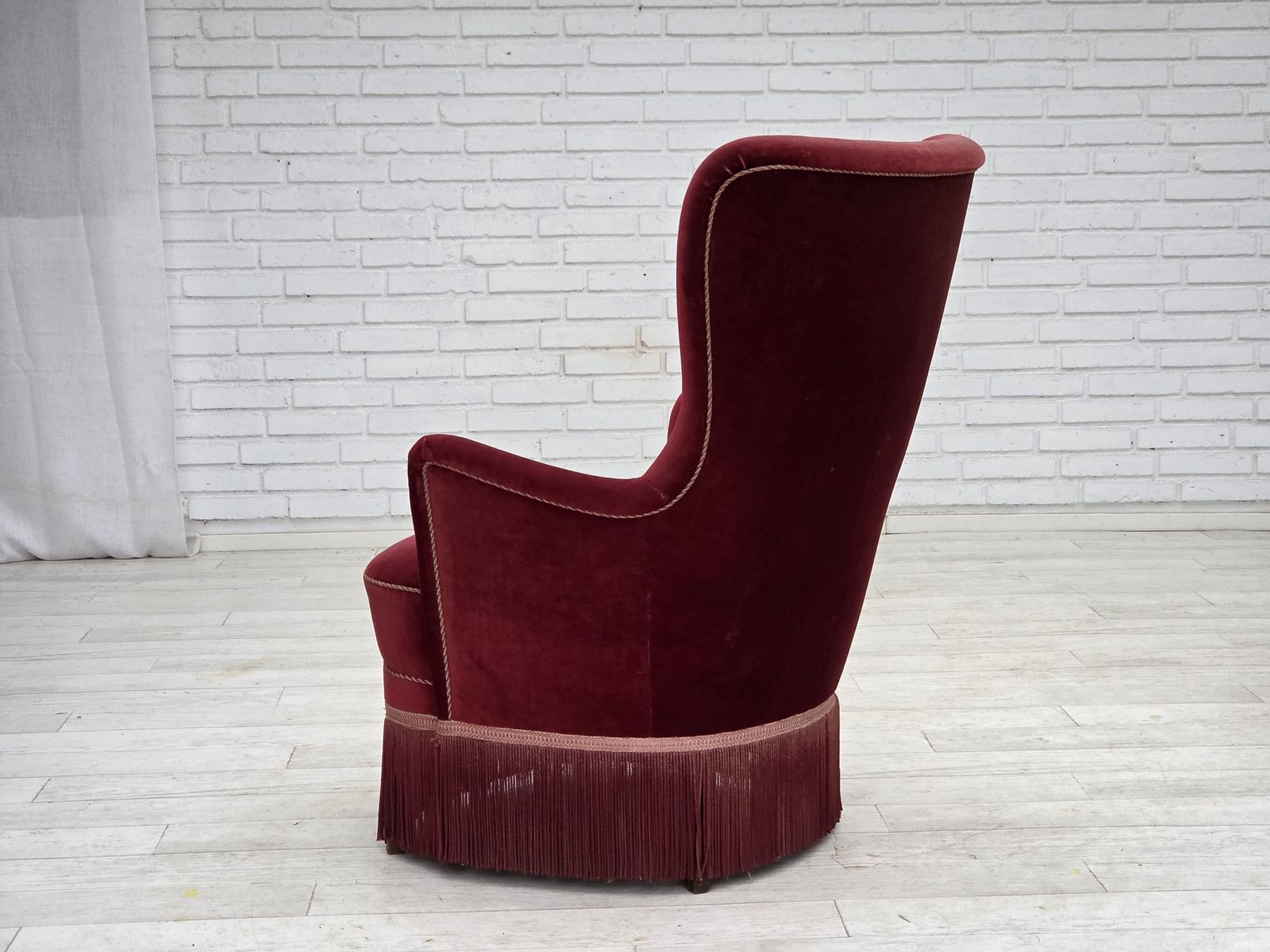 Jaren 1970, Deense Fauteuil, Kersrood Meubelvelours, Essen Houten Poten. photo vintage