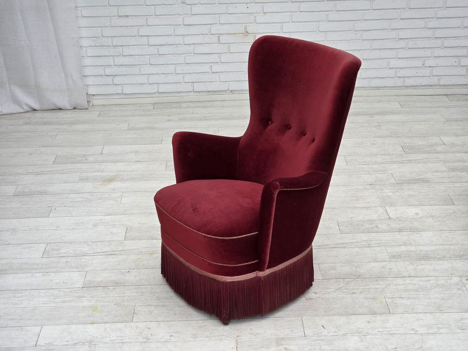 photo vinterior Jaren 1970, Deense Fauteuil, Kersrood Meubelvelours, Essen Houten Poten.