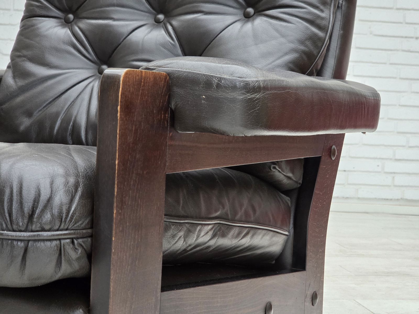 photo buy Jaren 1970, Deense Fauteuil, Bruin Meubeleer, Eikenhout.