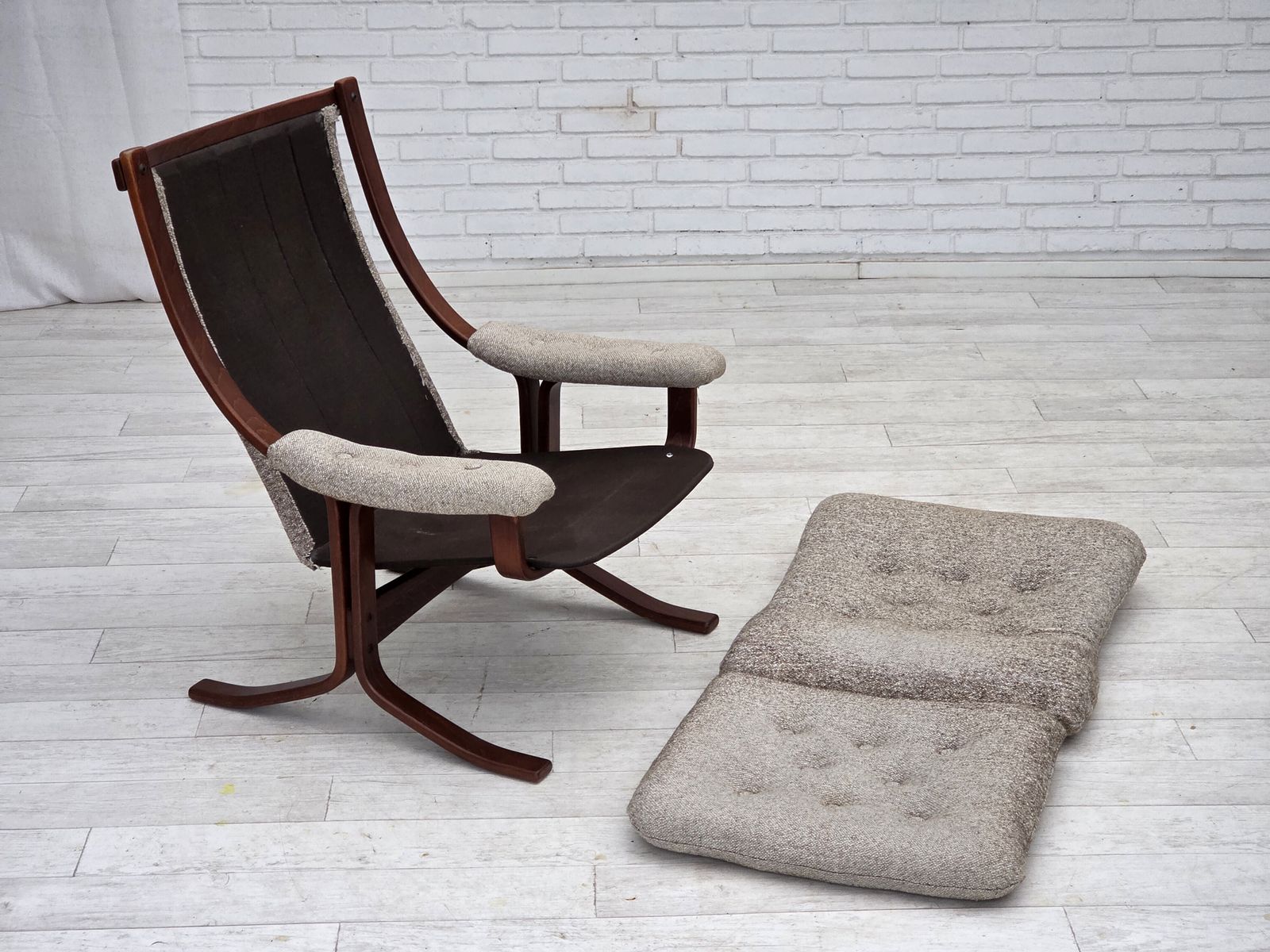 photo buy Jaren 1970, Noors Design Fauteuil, Gemêleerde Wollen Bekleding, Gebogen Hout.