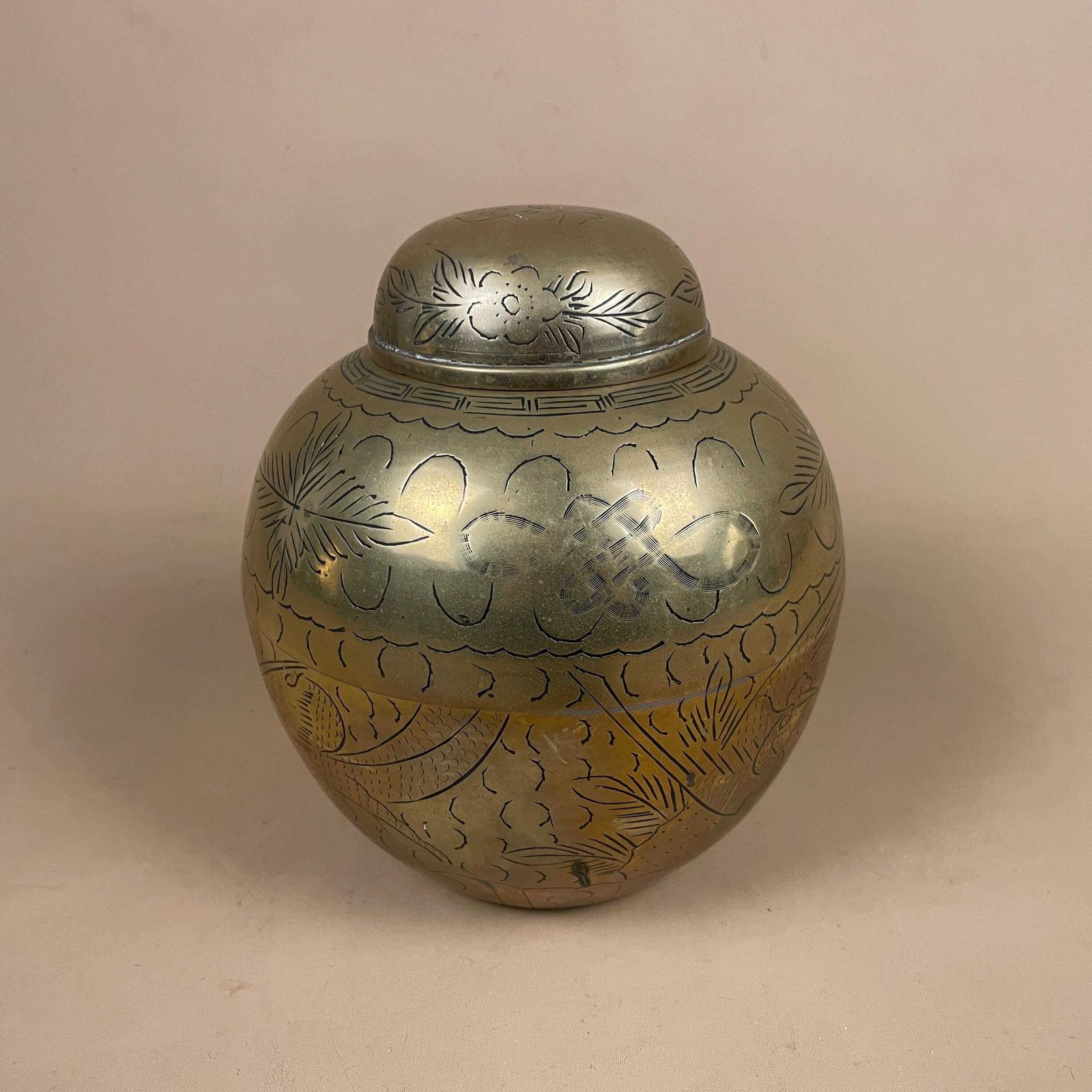 Gold Brass Oriental Chinese Vase Decorative Pot Antique Asian Pattern Decorative Vintage Engraved Traditional Lidded Lid Round Patterned