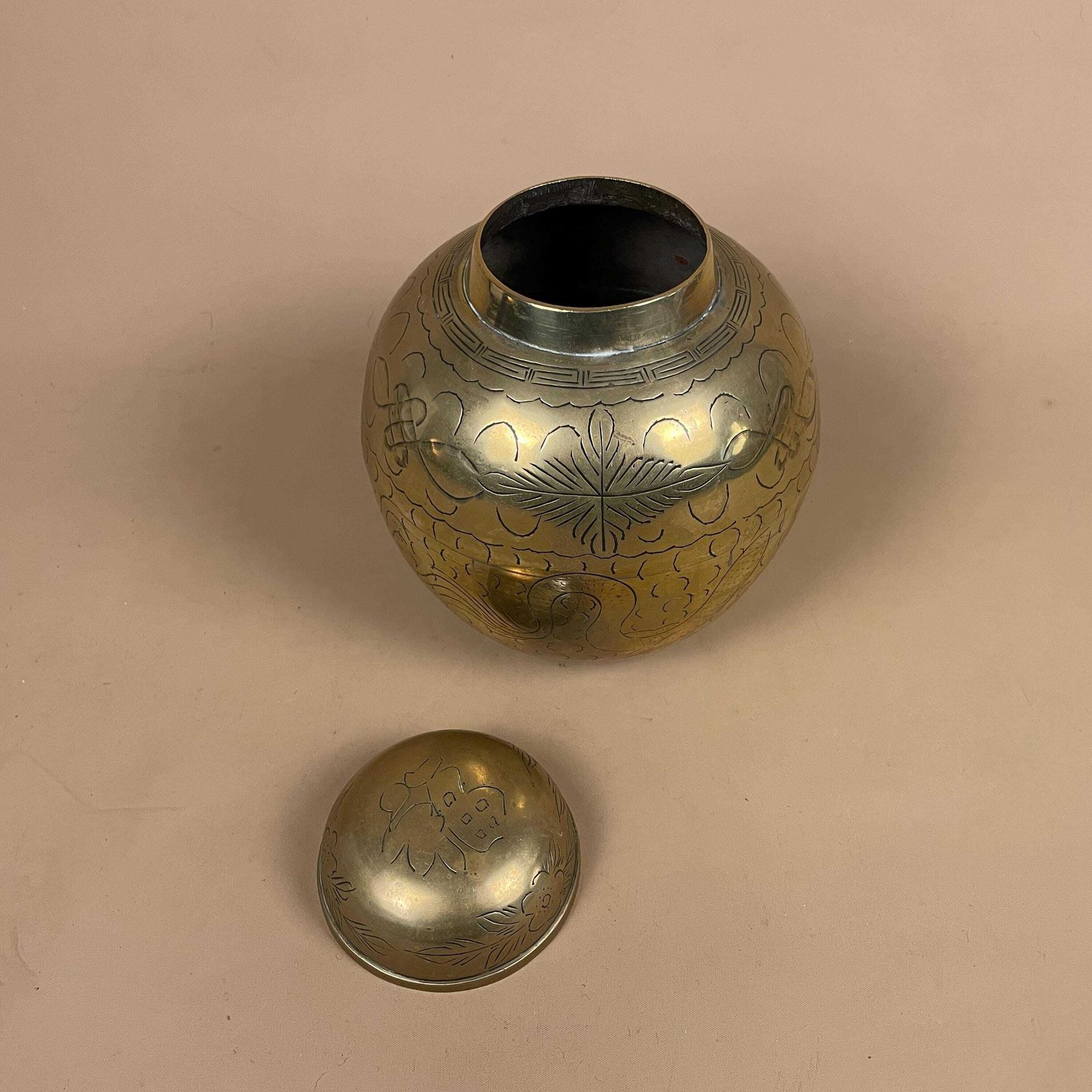 Gold Brass Oriental Chinese Vase Decorative Pot Antique Asian Pattern Decorative Vintage Engraved Traditional Lidded Lid Round Patterned photo furniture