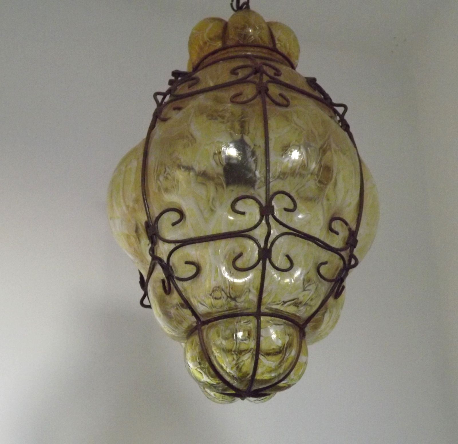 Lanterne suspendue italienne en fer forgé et verre de Murano craquelé, années 1960 photo Luminaires