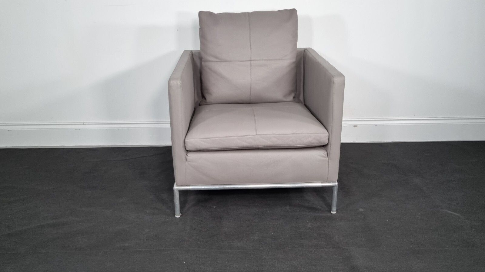 Bb Italia George Chair In Soft Grey Leather (Item1) In Very Good Condition photo furniture