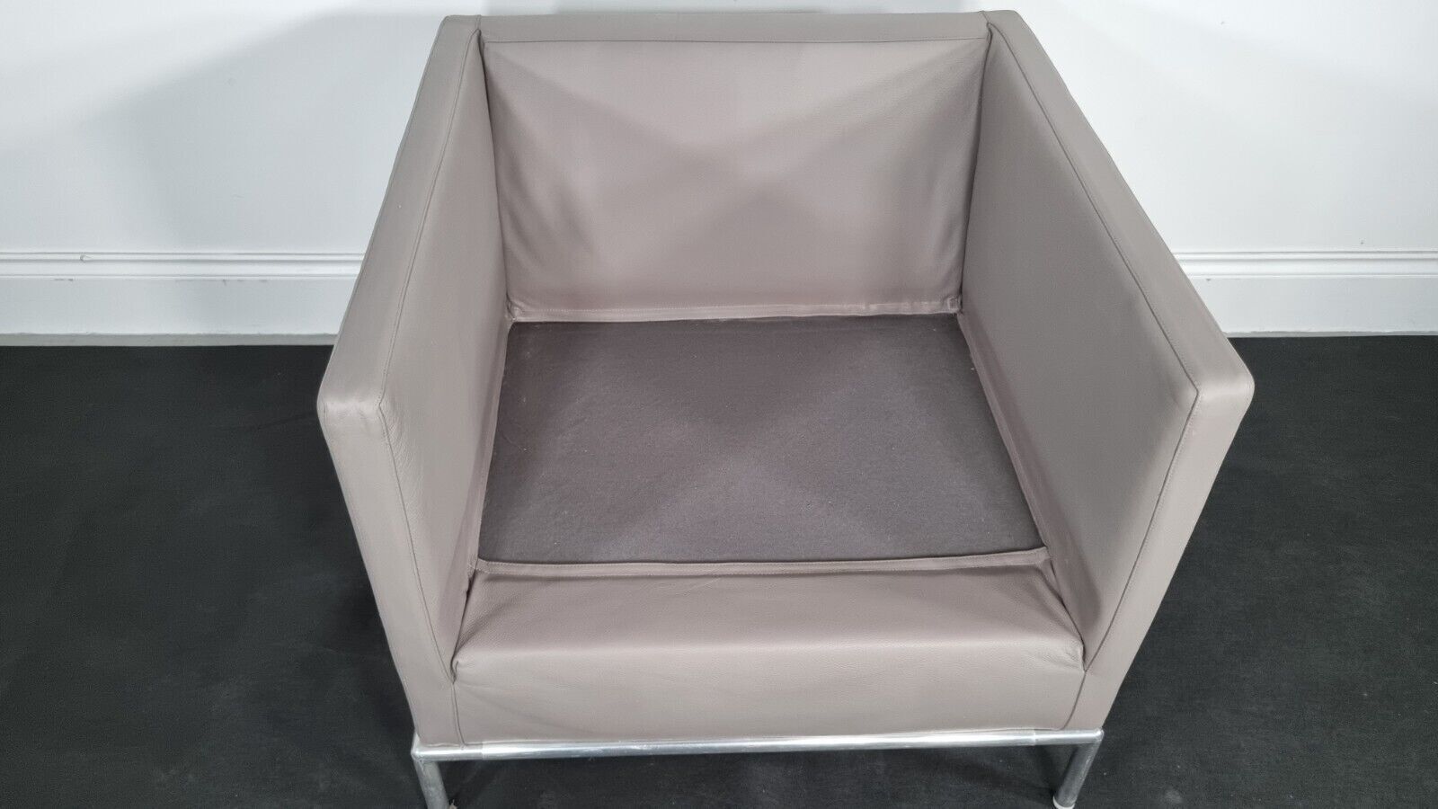 Furniture Bb Italia George Chair In Soft Grey Leather (Item1) In Very Good Condition photo